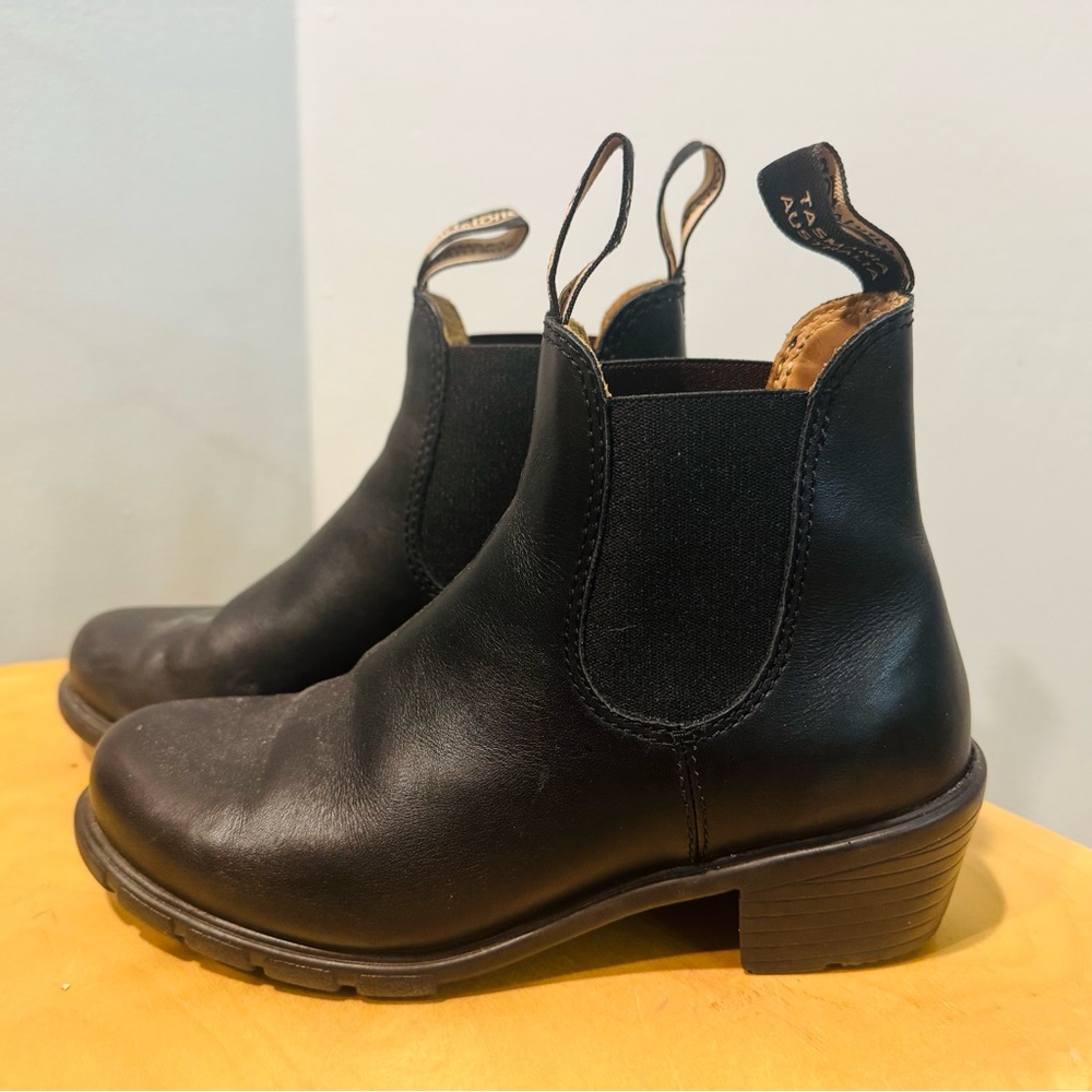 Blundstone black heeled leather Chelsea boot